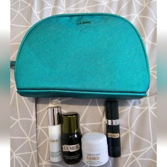 La Mer Teal Cosmetic Bag+ Skin Care Travel Set